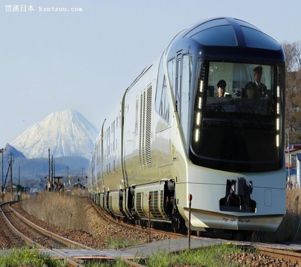 火车的最终目的地为日本北海道,图为火车驶过羊蹄山.